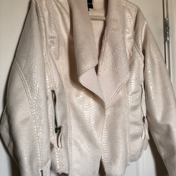 white “snake skin” faux fur jacket - Picture 2 of 3